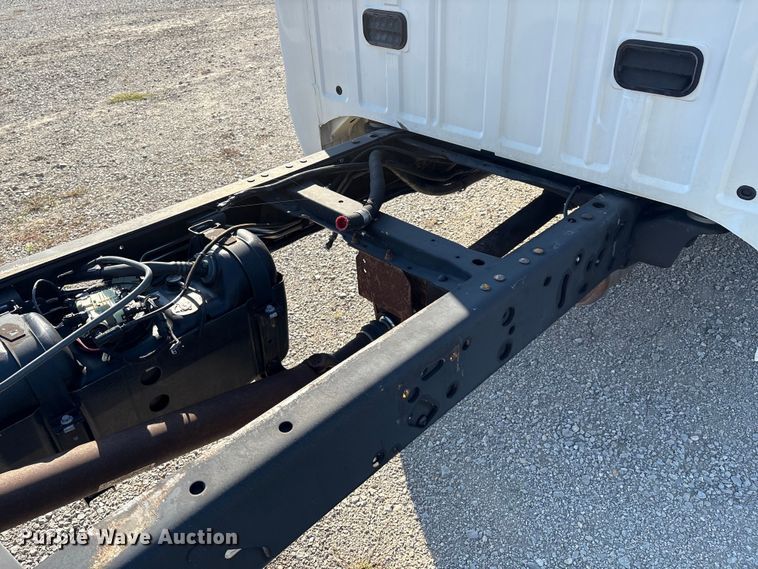 image for item EH4068 2011 Ford F550 Super Duty Crew Cab truck cab and chassis