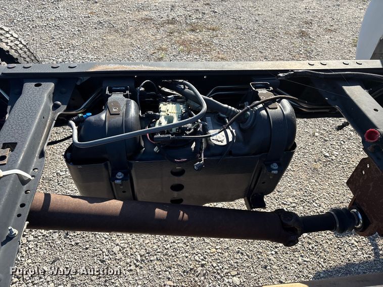 image for item EH4068 2011 Ford F550 Super Duty Crew Cab truck cab and chassis