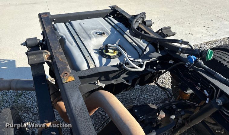 image for item EH4068 2011 Ford F550 Super Duty Crew Cab truck cab and chassis