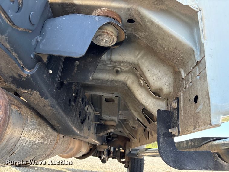 image for item EH4068 2011 Ford F550 Super Duty Crew Cab truck cab and chassis