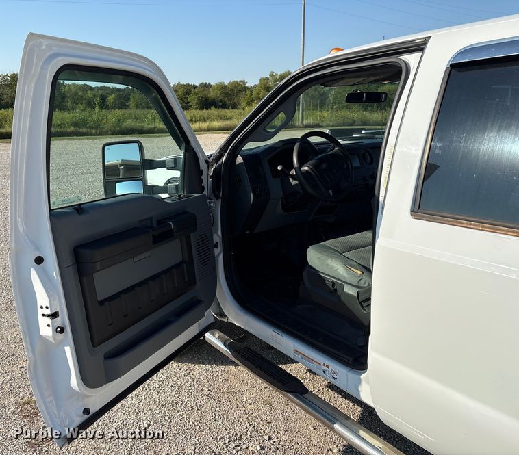 image for item EH4068 2011 Ford F550 Super Duty Crew Cab truck cab and chassis