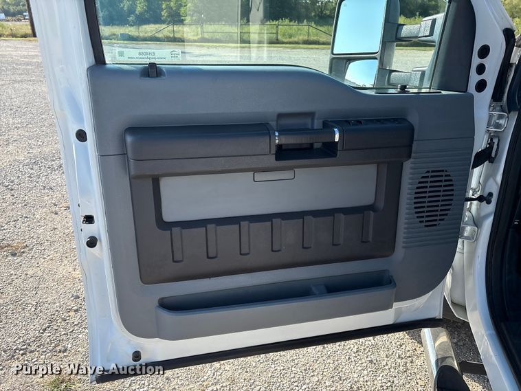 image for item EH4068 2011 Ford F550 Super Duty Crew Cab truck cab and chassis