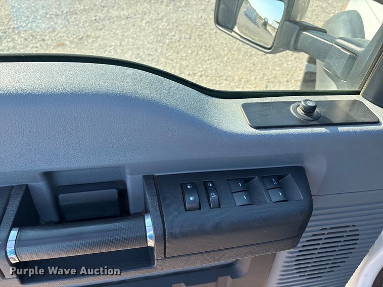 image for item EH4068 2011 Ford F550 Super Duty Crew Cab truck cab and chassis