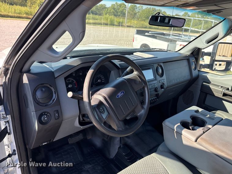 image for item EH4068 2011 Ford F550 Super Duty Crew Cab truck cab and chassis