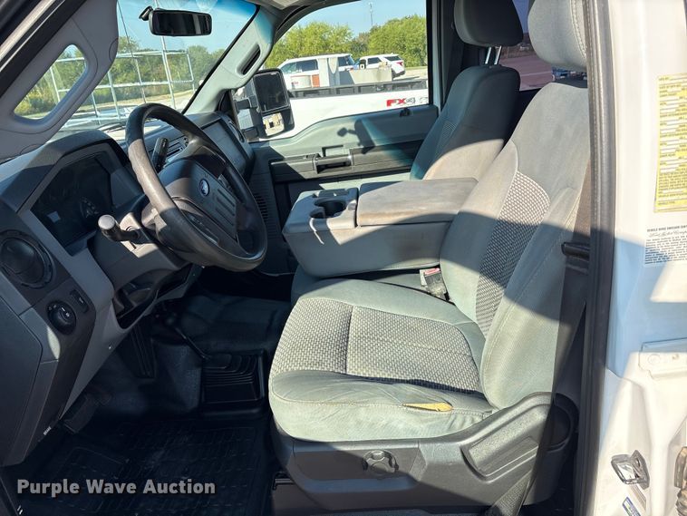 image for item EH4068 2011 Ford F550 Super Duty Crew Cab truck cab and chassis