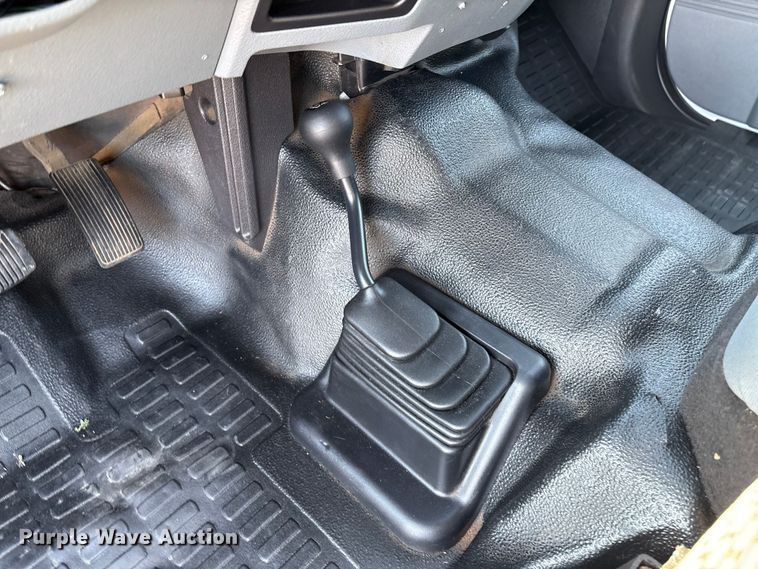 image for item EH4068 2011 Ford F550 Super Duty Crew Cab truck cab and chassis