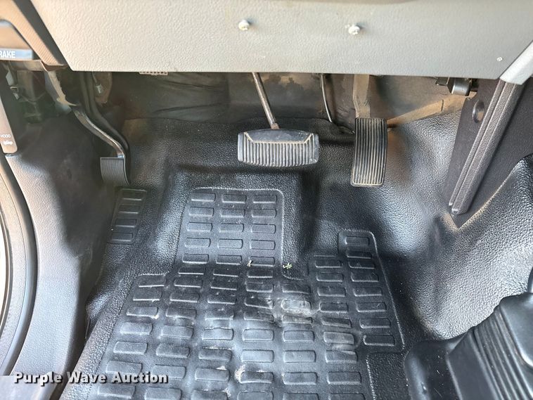 image for item EH4068 2011 Ford F550 Super Duty Crew Cab truck cab and chassis