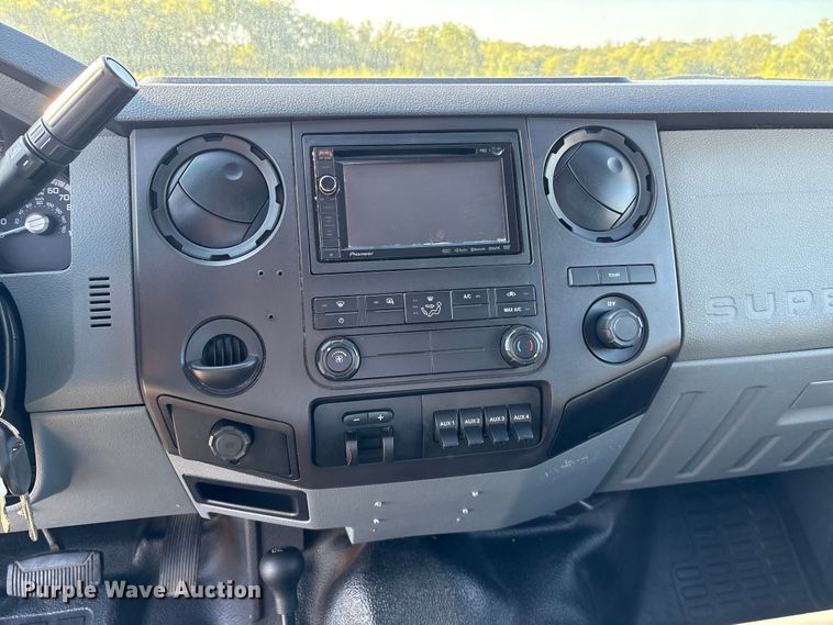 image for item EH4068 2011 Ford F550 Super Duty Crew Cab truck cab and chassis