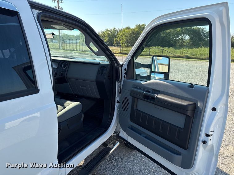 image for item EH4068 2011 Ford F550 Super Duty Crew Cab truck cab and chassis