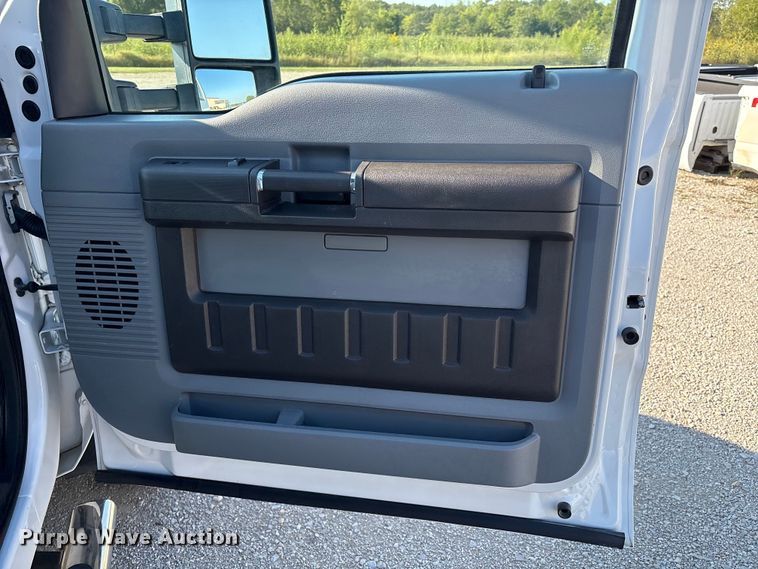 image for item EH4068 2011 Ford F550 Super Duty Crew Cab truck cab and chassis