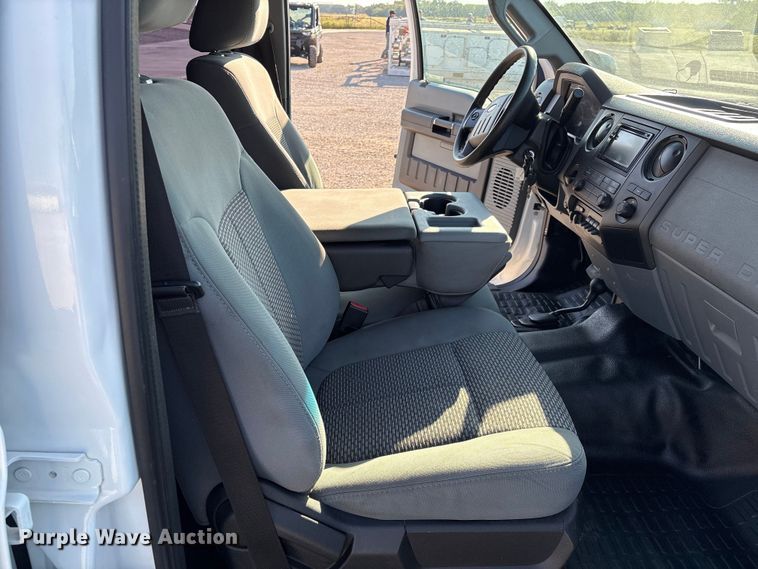 image for item EH4068 2011 Ford F550 Super Duty Crew Cab truck cab and chassis