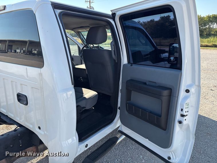 image for item EH4068 2011 Ford F550 Super Duty Crew Cab truck cab and chassis