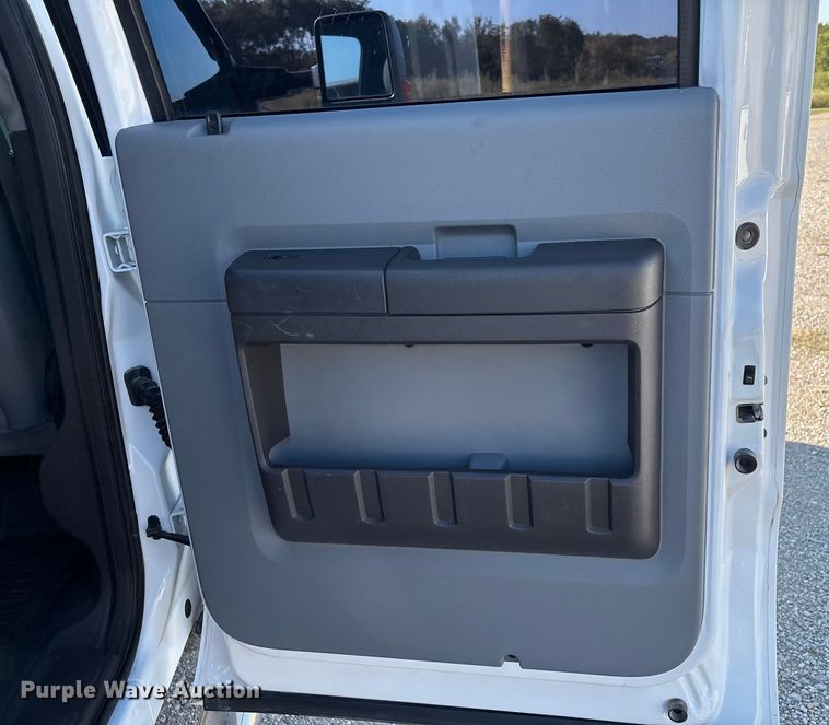 image for item EH4068 2011 Ford F550 Super Duty Crew Cab truck cab and chassis