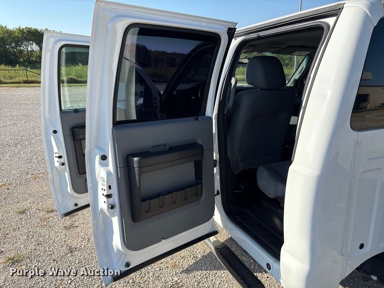 image for item EH4068 2011 Ford F550 Super Duty Crew Cab truck cab and chassis