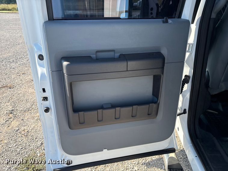 image for item EH4068 2011 Ford F550 Super Duty Crew Cab truck cab and chassis