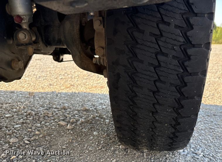 image for item EH4068 2011 Ford F550 Super Duty Crew Cab truck cab and chassis