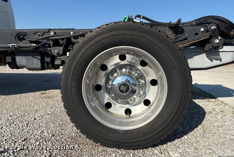 image for item EH4068 2011 Ford F550 Super Duty Crew Cab truck cab and chassis