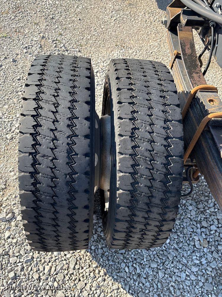 image for item EH4068 2011 Ford F550 Super Duty Crew Cab truck cab and chassis