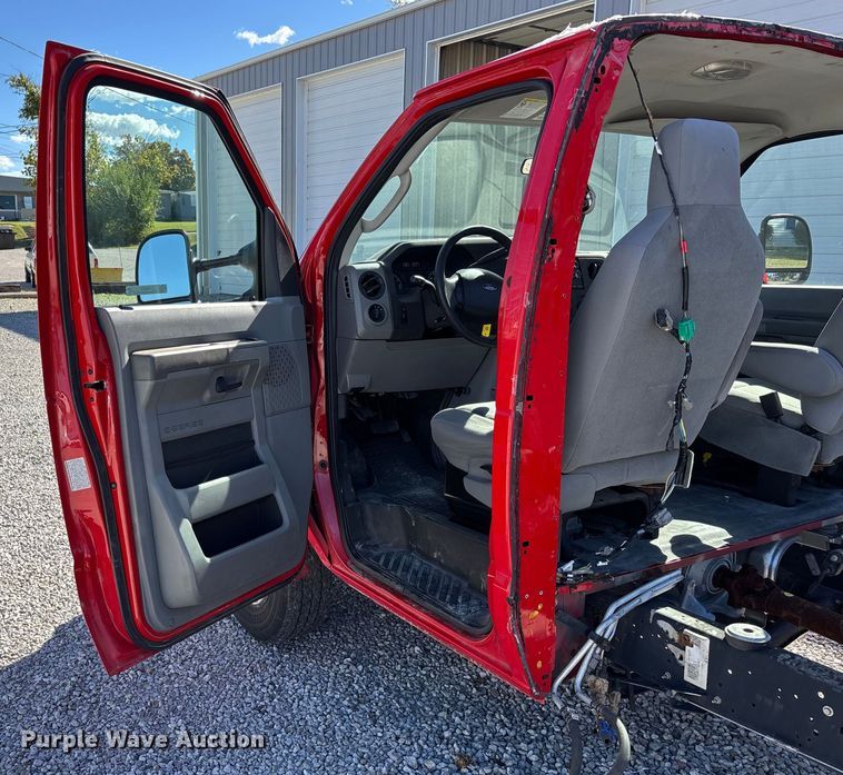 image for item EJ7679 2018 Ford E450 Super Duty van cab and chassis