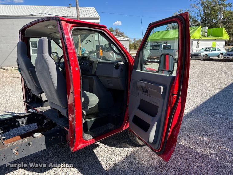 image for item EJ7679 2018 Ford E450 Super Duty van cab and chassis
