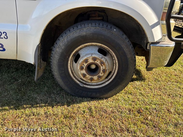 image for item EJ7681 2008 Ford F350 Super Duty XL flatbed pickup truck