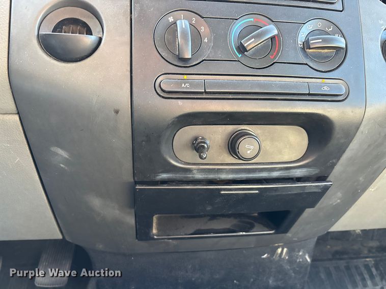 image for item EJ7682 2007 Ford F150 XL pickup truck