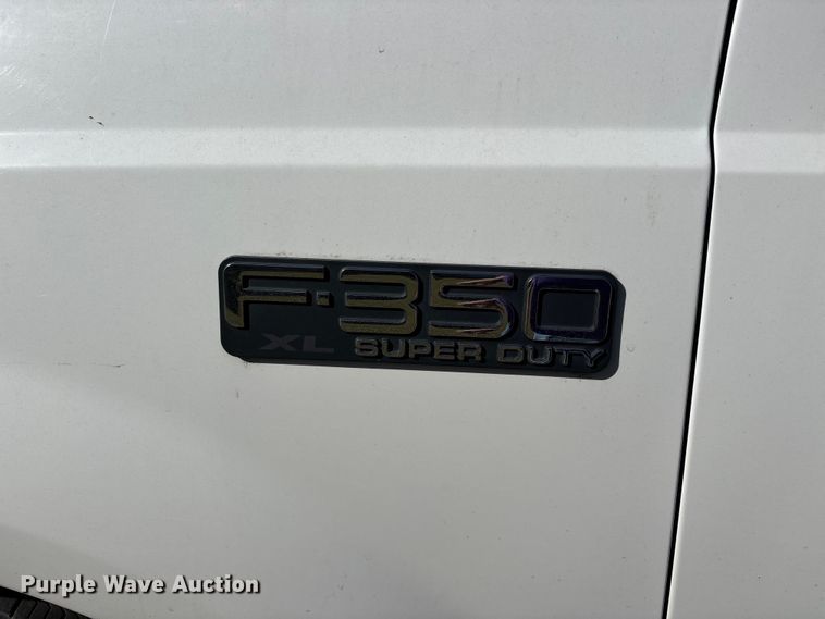 image for item EJ7683 2004 Ford F350 Super Duty XL Crew Cab pickup truck
