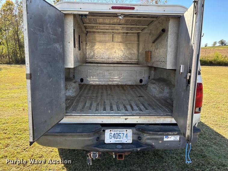 image for item EJ7683 2004 Ford F350 Super Duty XL Crew Cab pickup truck