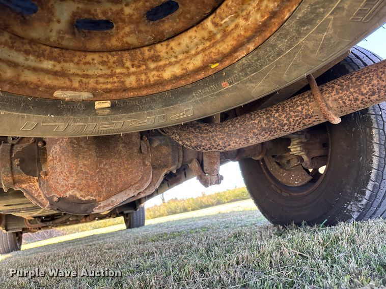 image for item EJ7683 2004 Ford F350 Super Duty XL Crew Cab pickup truck