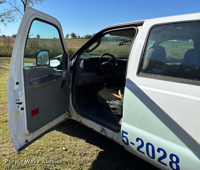 image for item EJ7683 2004 Ford F350 Super Duty XL Crew Cab pickup truck