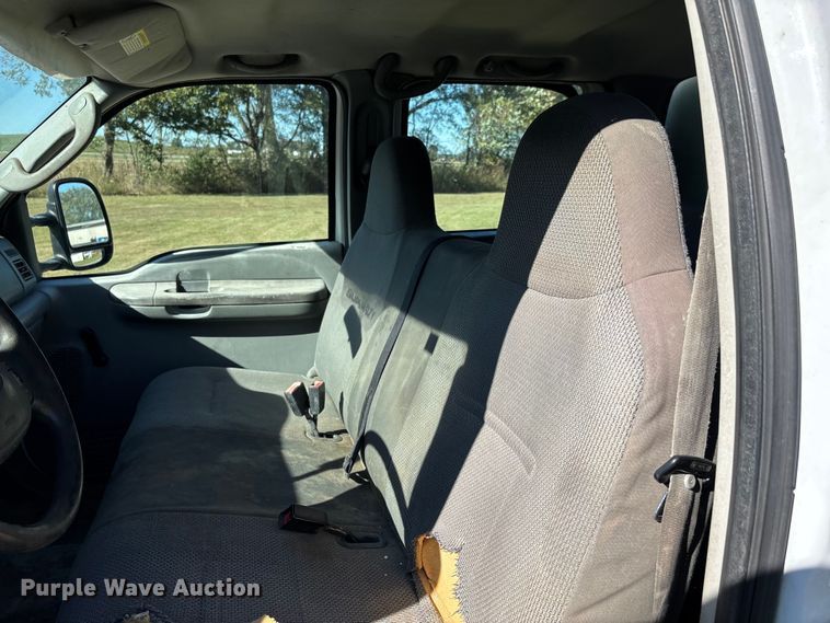 image for item EJ7683 2004 Ford F350 Super Duty XL Crew Cab pickup truck