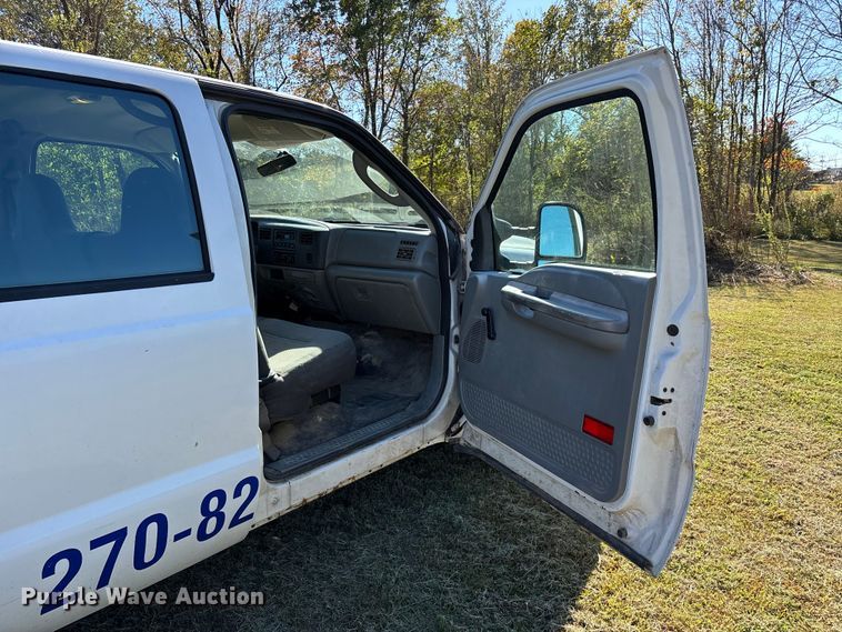 image for item EJ7683 2004 Ford F350 Super Duty XL Crew Cab pickup truck