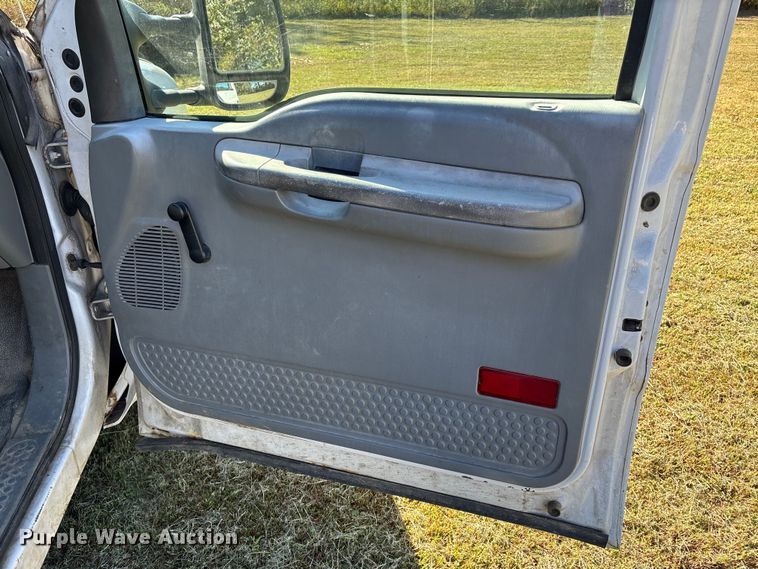 image for item EJ7683 2004 Ford F350 Super Duty XL Crew Cab pickup truck