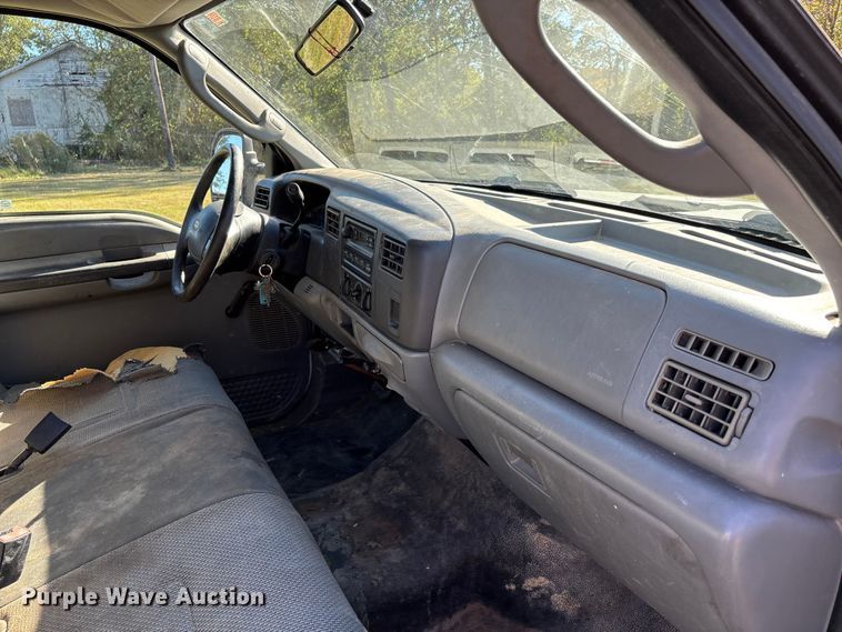 image for item EJ7683 2004 Ford F350 Super Duty XL Crew Cab pickup truck