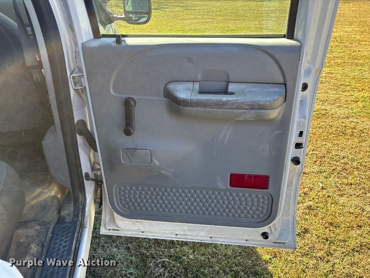 image for item EJ7683 2004 Ford F350 Super Duty XL Crew Cab pickup truck