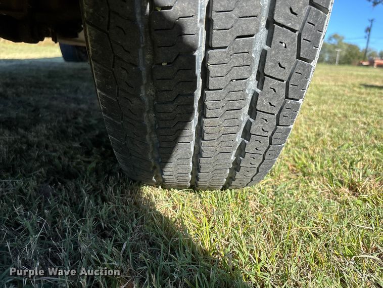 image for item EJ7683 2004 Ford F350 Super Duty XL Crew Cab pickup truck