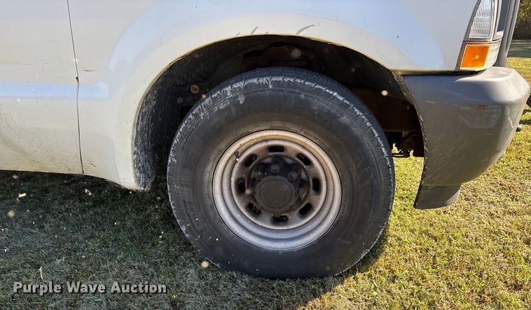 image for item EJ7683 2004 Ford F350 Super Duty XL Crew Cab pickup truck