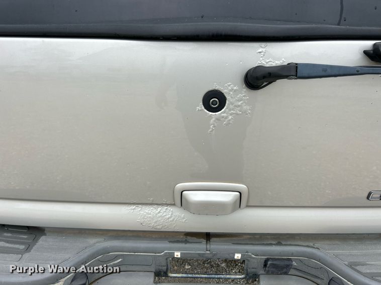 image for item EK8190 2004 Chevrolet Suburban Z71 SUV