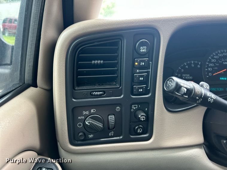 image for item EK8190 2004 Chevrolet Suburban Z71 SUV