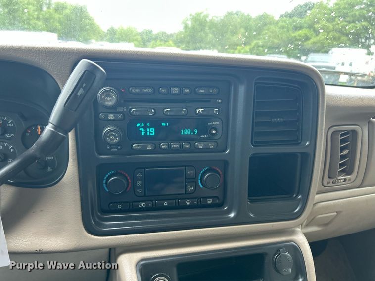 image for item EK8190 2004 Chevrolet Suburban Z71 SUV