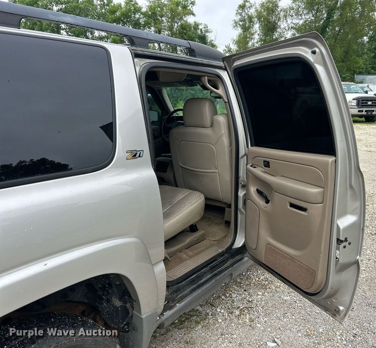 image for item EK8190 2004 Chevrolet Suburban Z71 SUV