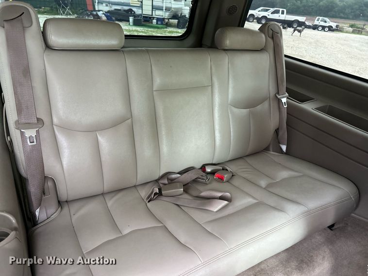 image for item EK8190 2004 Chevrolet Suburban Z71 SUV