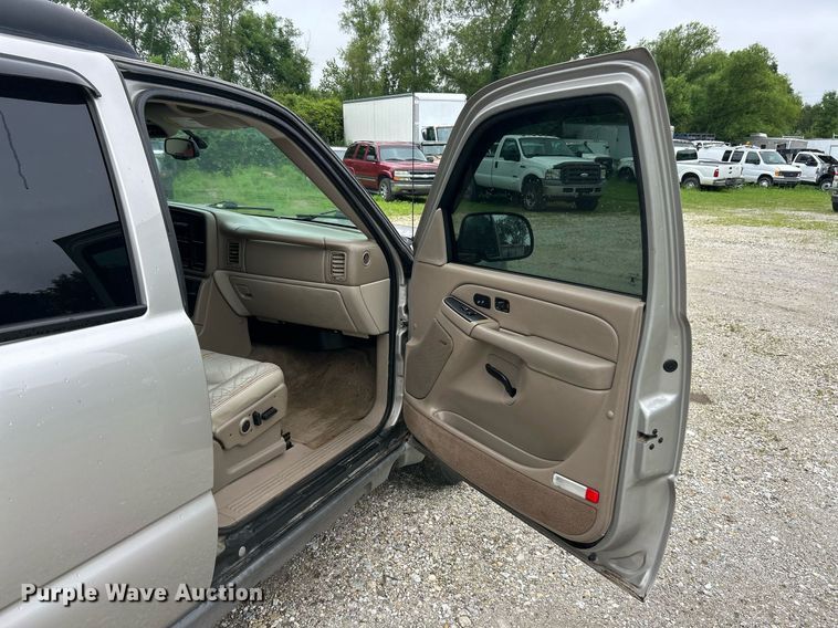 image for item EK8190 2004 Chevrolet Suburban Z71 SUV