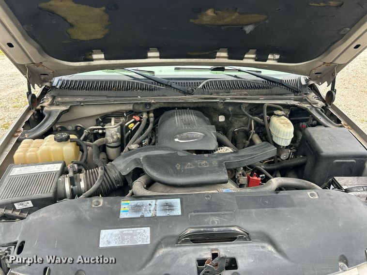 image for item EK8190 2004 Chevrolet Suburban Z71 SUV