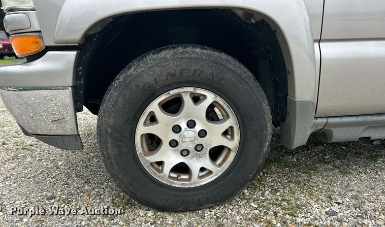 image for item EK8190 2004 Chevrolet Suburban Z71 SUV