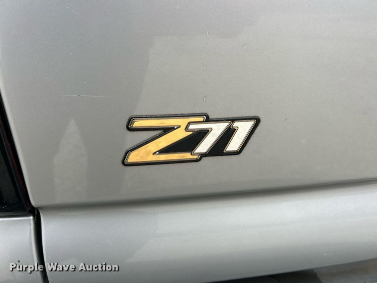 image for item EK8190 2004 Chevrolet Suburban Z71 SUV