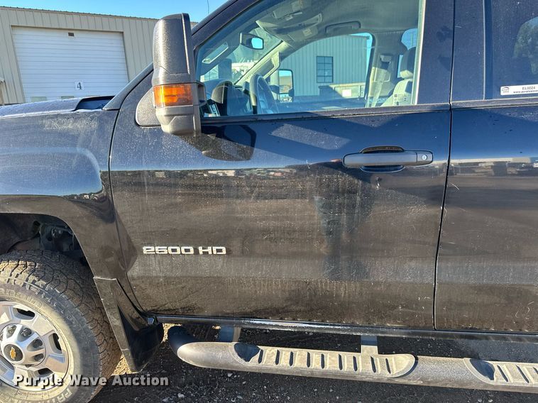 image for item EL0024 2019 Chevrolet Silverado 2500HD Double Cab pickup truck