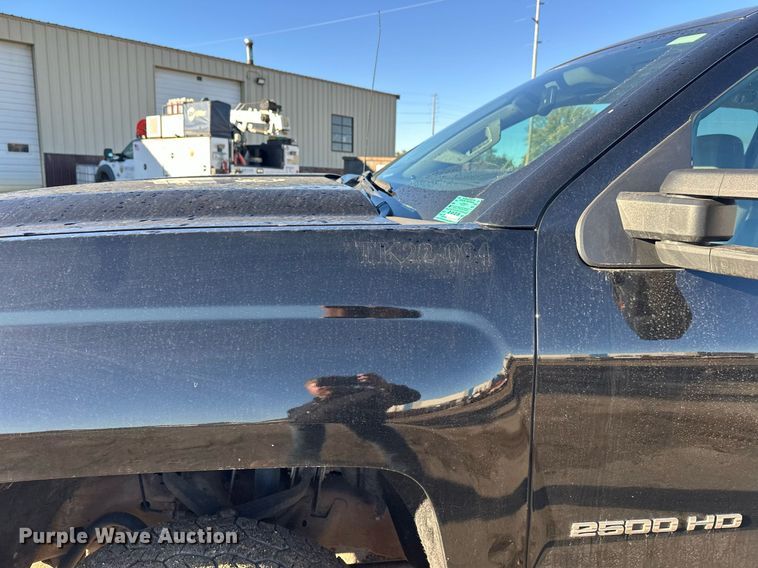 image for item EL0024 2019 Chevrolet Silverado 2500HD Double Cab pickup truck