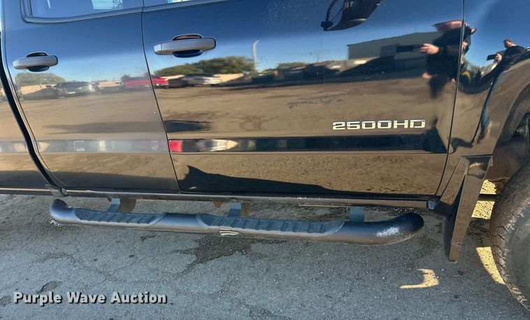 image for item EL0024 2019 Chevrolet Silverado 2500HD Double Cab pickup truck