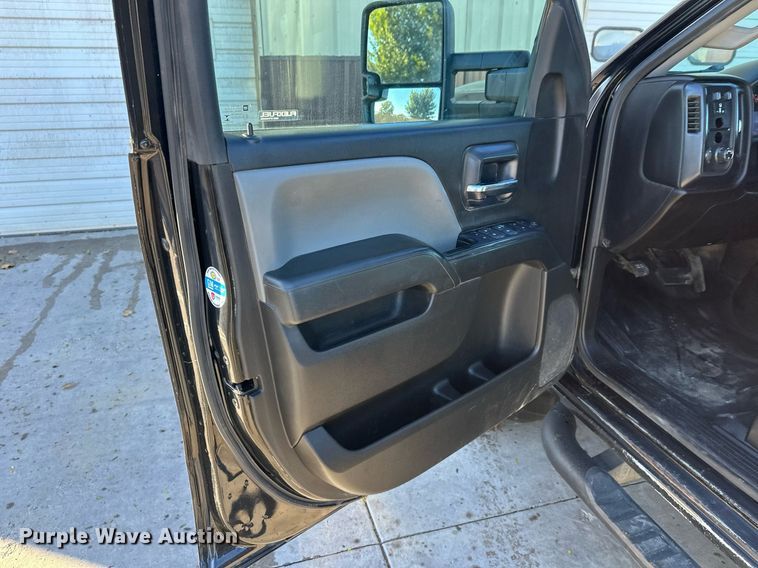 image for item EL0024 2019 Chevrolet Silverado 2500HD Double Cab pickup truck